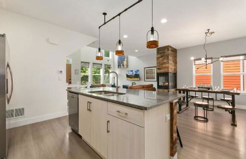 Contemporary Gem - Rooftop Deck & Private Hot Tub! - Foto 44