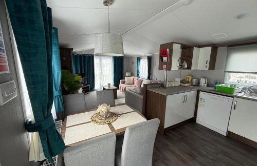 LuxeHaven at Tattershall Lakes Park with Hot Tub - Foto 37