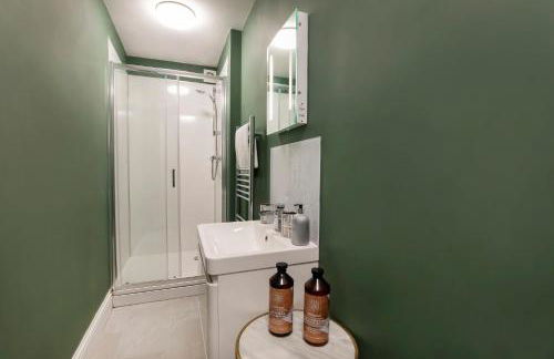 8 Blue Bridge- Elegant and Luxurious 1 Bedroom Apt- Free Parking - Photo 5