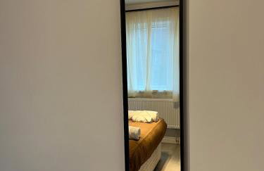 The Place with king beds, Ensuite Bathrooms, Close to Airport and Free Parking - Foto 12