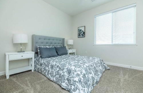 Cozy Retreat for Work or Relaxation - Photo 6