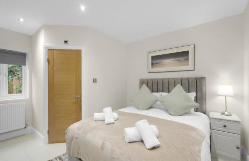 Modern Comfort 2-Bedroom, 2-Bathroom House - Photo 14