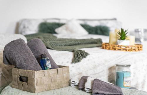 Modern 1-Bed Apartment with Parking near Heathrow - Photo 34