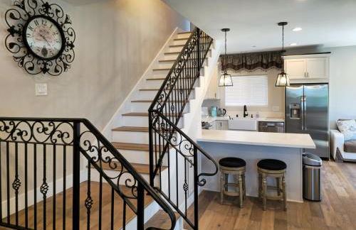 Modern comfort, prime location, 360 views, 4 BR entire house - Foto 14