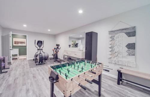 5BR Farmhouse Lake Retreat Pool Hot Tub Theater - Foto 27