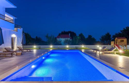 VILLA ALMIC with heated pool, 5 bedrooms, Gaming room, a multi-use playground court - Photo 42