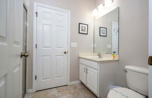 4BR Lakefront - Themed Rooms - Pool & BBQ! - Foto 50