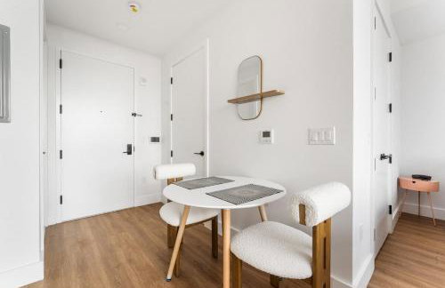 Sleek and Stylish Studio, Luxe Perks in Prime Spot - Photo 17