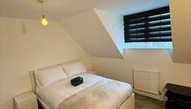 Home away Tamworth Staffordshire 4 Bedroom 3 Bathroom - Semi Detached House - Foto 3