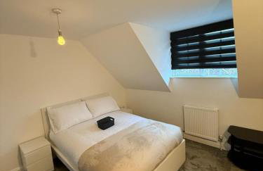 Home away Tamworth Staffordshire 4 Bedroom 3 Bathroom - Semi Detached House - Foto 3