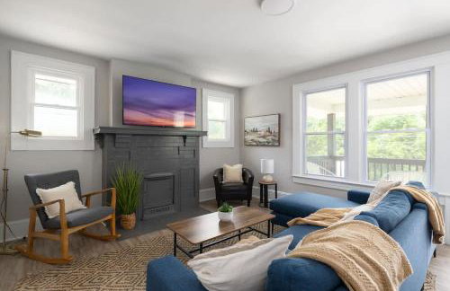 The Hilltop Haven HISTORIC West Salem Charm 5 Mins to Downtown Hospitals Walk to Greenway - Foto 1