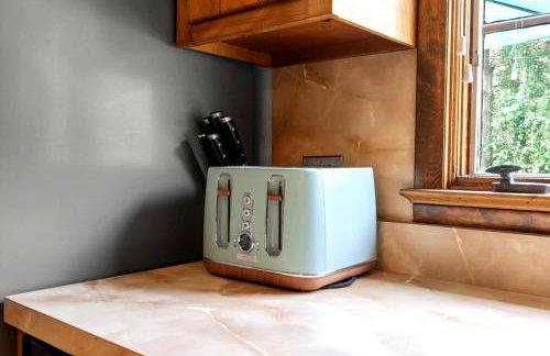 Charming Countryside Home with Yard and Office - Foto 7