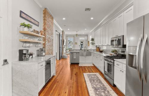 Upscale 3 Bed 2 Bath Private Home in Uptown New Orleans! Close to Magazine Street, Universities, & French Quarter - Photo 3