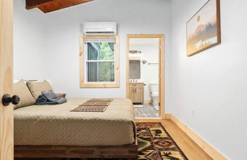 Hidden Hollow 3BD Cabin - Hot Tub, Wifi, Game Room, Fire Pit - Foto 7