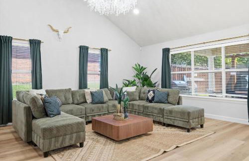 4BR w Pool Cinema Room, Mini Golf & EV - Photo 6