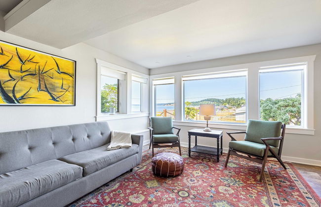 Private Beach Access + Water Views! Sleeps 18, Historic 6bdr Farmhouse w/ Deck - Foto 7