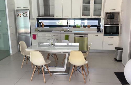 HouseSleeps6-Pool-Beach-Garden-Solarium-PetOK - Foto 8