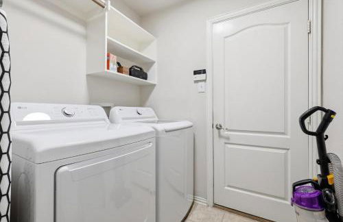 4BR w Pool Cinema Room, Mini Golf & EV - Photo 32