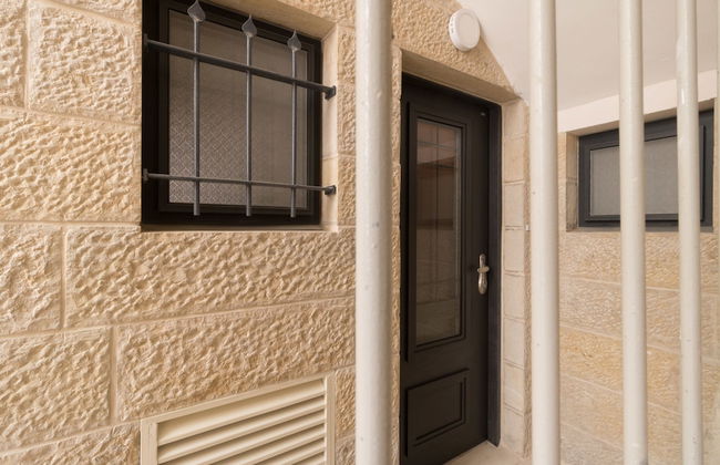 Best Location Jerusalem Stone Apartment - Photo 22