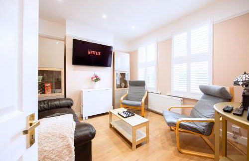 Victorian 2 Bedroom Flat, King Beds, Free WiFi, Near Shops & Transport, E17 - Foto 8