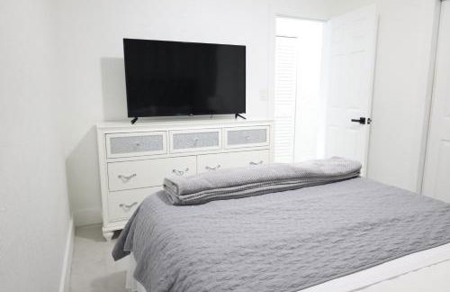 GREAT Luxe House NEAR Downtown & Marina in Miami - Photo 31