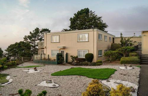 Charming 2BR Coastal Getaway in Pacifica - Photo 24