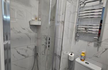 Spacious 3 Bed House with Garden,On-site Free Parking,WIFI - Foto 12