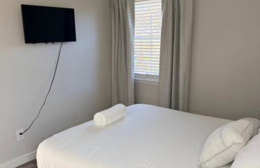 Luxury 4BR Retreat 10 Mins to Downtown & Lake - Photo 5