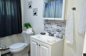 Spacious 4BR home w 2BA, a workspace & king bed! - Foto 17