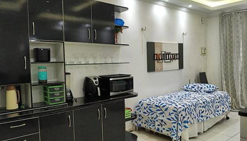 Garagem para 3 carros Morada Valentim é uma Casa dois quartos climatizada em Paracuru, 2 decks, piscina, portão automático, cerca elétrica com conforto e qualidade para você! - Foto 5