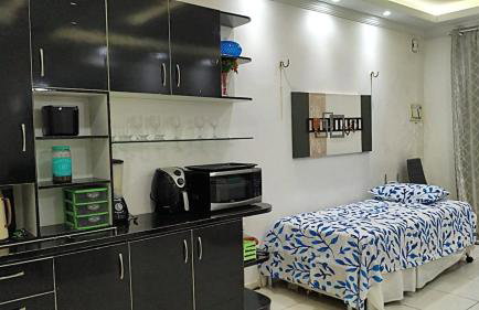 Garagem para 3 carros Morada Valentim é uma Casa dois quartos climatizada em Paracuru, 2 decks, piscina, portão automático, cerca elétrica com conforto e qualidade para você! - Foto 5