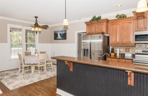 Exquisite home with pool, enclosed yard, fireplace, central AC, & washer/dryer - Foto 9