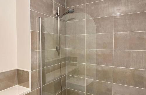 Stylish 2 Bedroom Home Near Lake with Free Parking & Garden - Photo 29