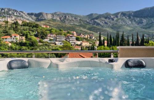 Romantic retreat private jacuzzi and mountain views Split area - Photo 31