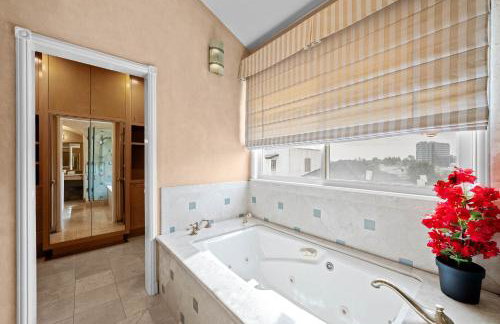 Spacious 5BR LA Villa with Pool Spa & Game Room - Foto 52