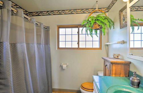 Riverfront Cabin in Alger with Patio and WiFi! - Foto 18