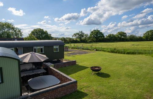 Shepherds View at Oaks Barn Farm Alcester with optional paid for Hot tub - Photo 5