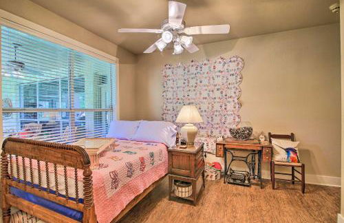 Cozy Texas Retreat with Patio, Grill and Fire Pit! - Foto 16