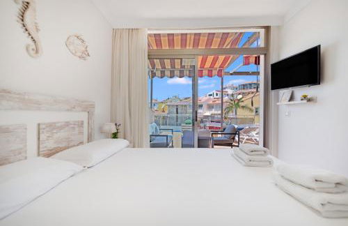 Cozy 2BR Retreat With Big Terrace, Peaceful Stay Minutes Away From the Beach - Foto 24