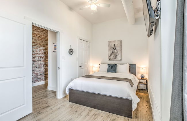 Delightfully Redesigned Home - JZ Vacation Rentals - Photo 7