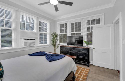 Bright Uptown home w gated parking - Foto 29