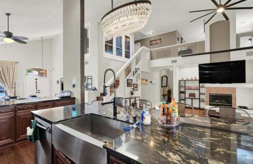 Tropical 4BR Oasis with Pool and Jacuzzi Near Strip - Photo 19