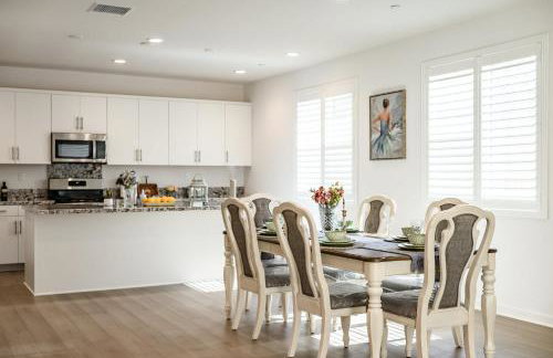 Spacious 5BR Getaway w Game Room & Modern Comfort - Photo 33