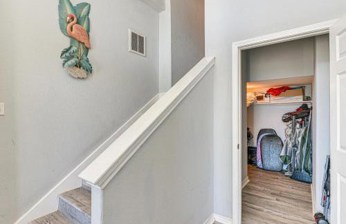 Walk to Beach Home with 2 Decks in Galveston! - Foto 25