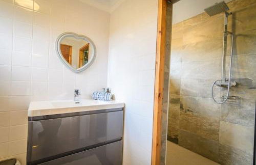 Red Squirrel log cabin with hot tub - Foto 11