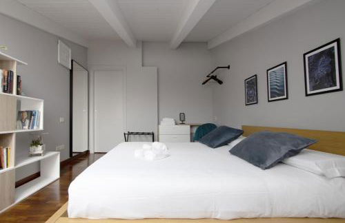 Penthouse with Patio & 2 Baths, 10 Min to Duomo - Foto 16