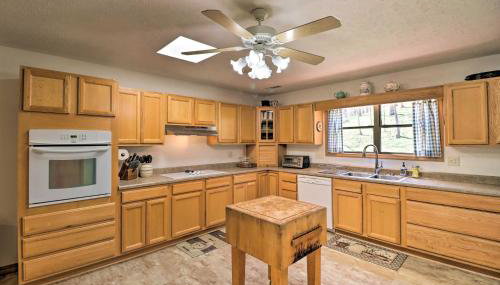 Scenic Riverview Getaway with Screened Porch! - Foto 5