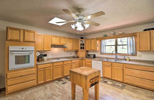 Scenic Riverview Getaway with Screened Porch! - Foto 5