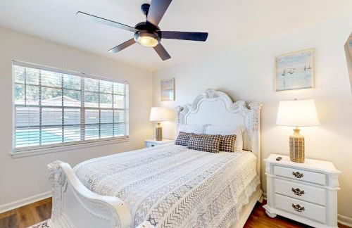 Poolside Bliss! Christian Pass Family Home with Yard - Foto 15