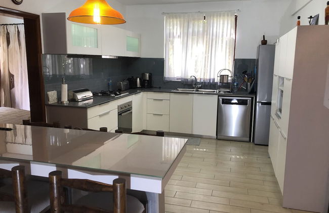 Villa with Heated Pool - Photo 9